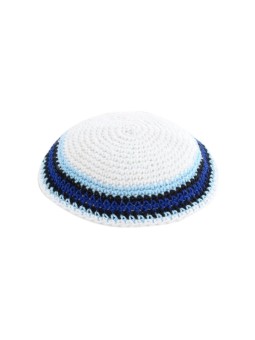 כיפה סרוגה לבנה עם בורד כחול ותכלת... | כיפה סרוגה